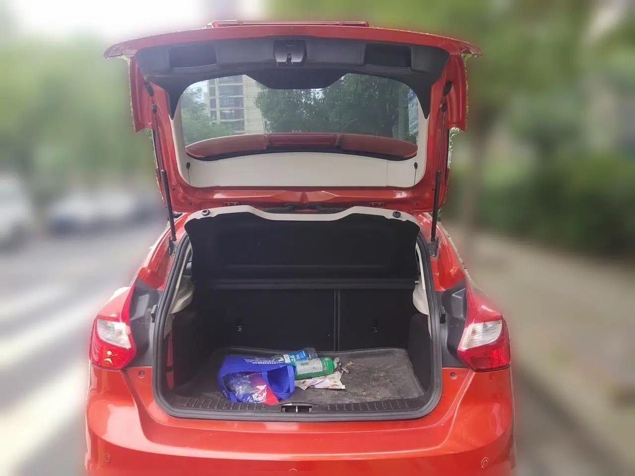 Ford Focus 2012 Hatchback 1.6L Manual Fashion Edition — миниатюра 19