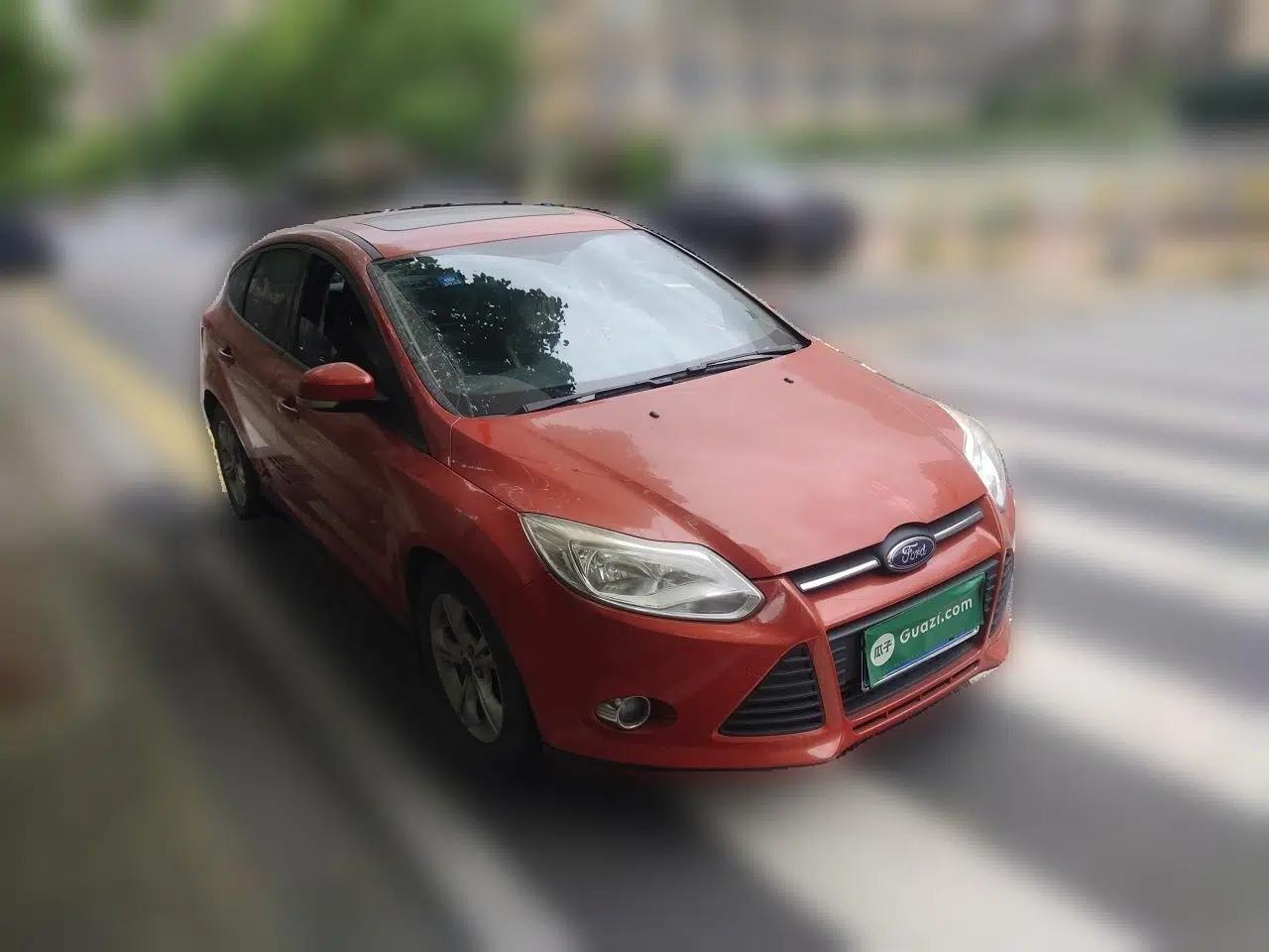 Ford Focus 2012 Hatchback 1.6L Manual Fashion Edition — миниатюра 3