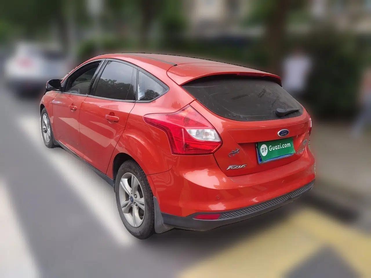 Ford Focus 2012 Hatchback 1.6L Manual Fashion Edition — миниатюра 4