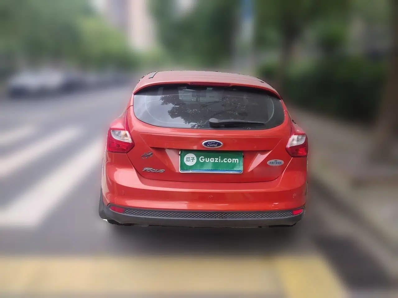 Ford Focus 2012 Hatchback 1.6L Manual Fashion Edition — миниатюра 5