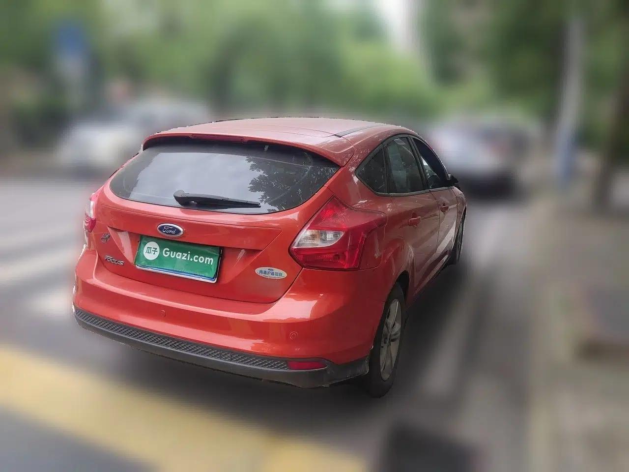Ford Focus 2012 Hatchback 1.6L Manual Fashion Edition — миниатюра 6