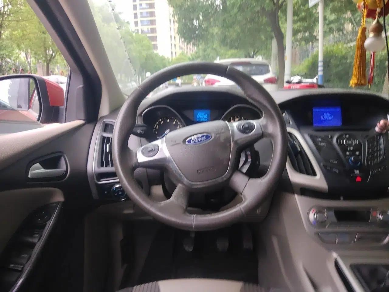 Ford Focus 2012 Hatchback 1.6L Manual Fashion Edition — миниатюра 10