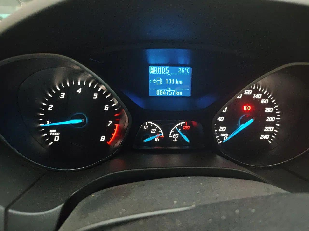 Ford Focus 2012 Hatchback 1.6L Automatic Fashion Edition — миниатюра 11