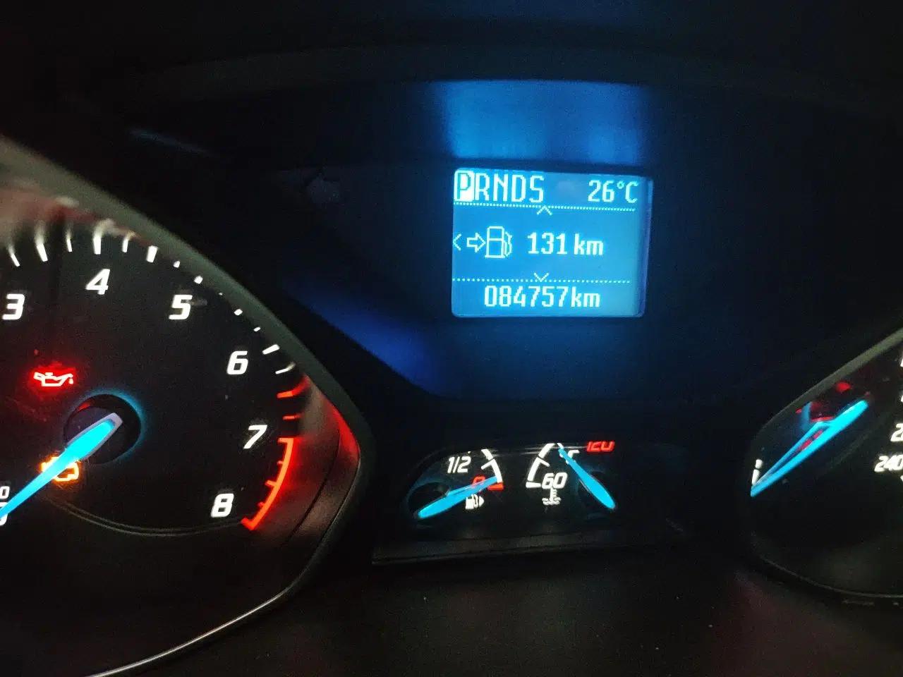Ford Focus 2012 Hatchback 1.6L Automatic Fashion Edition — миниатюра 12