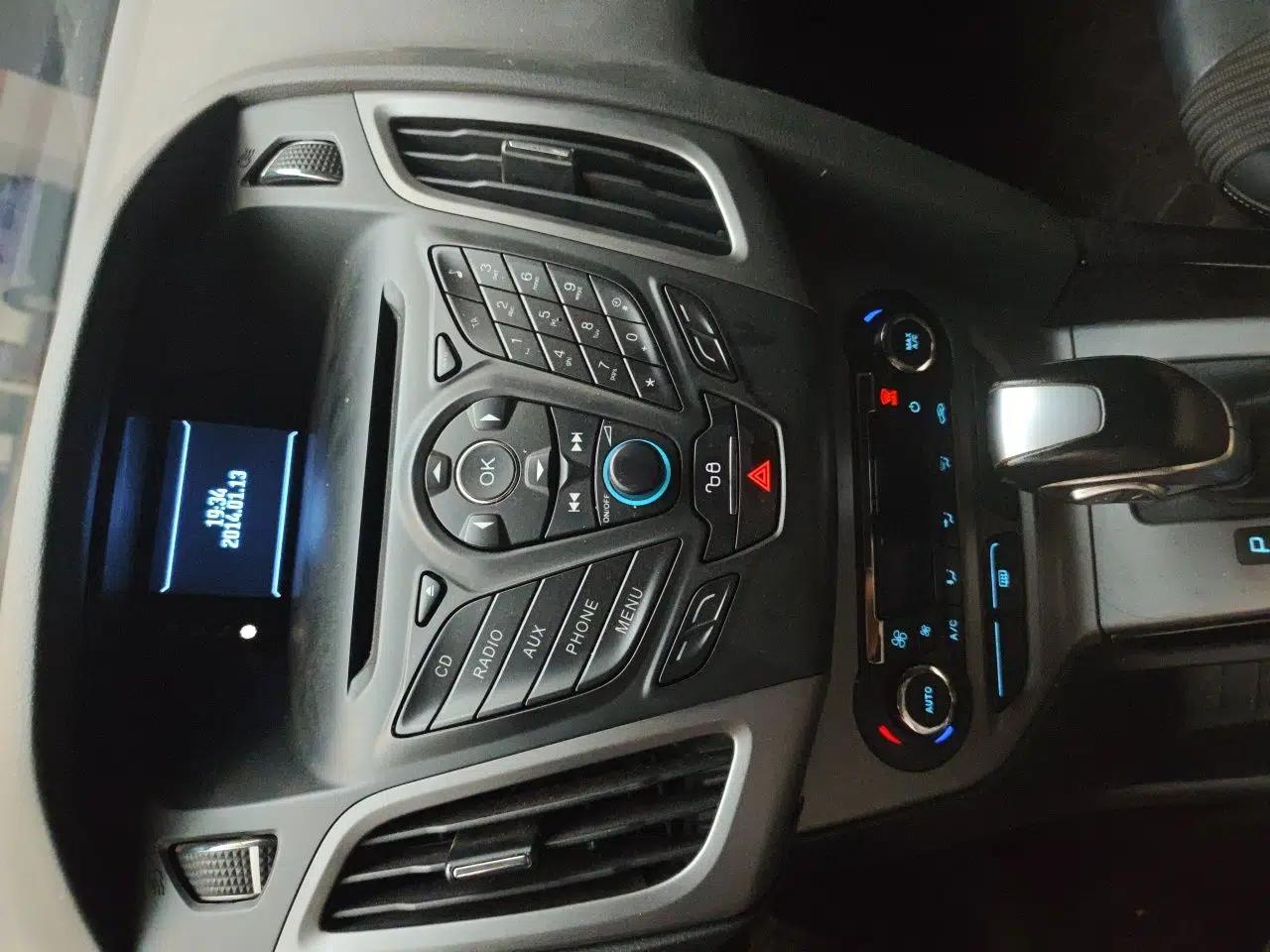 Ford Focus 2012 Hatchback 1.6L Automatic Fashion Edition — миниатюра 13