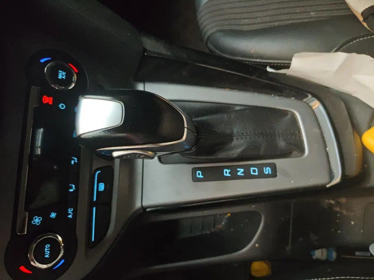 Ford Focus 2012 Hatchback 1.6L Automatic Fashion Edition — миниатюра 14