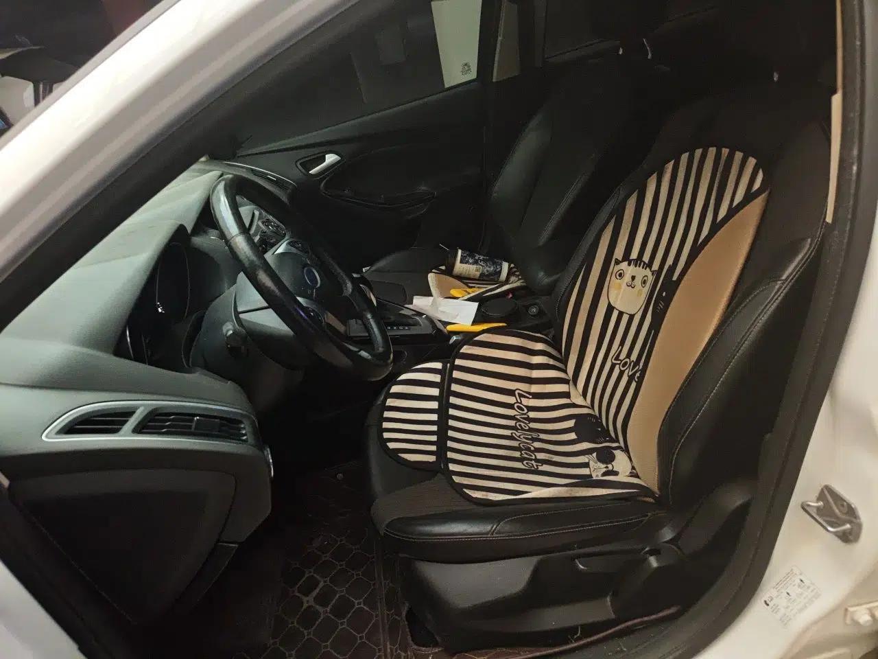 Ford Focus 2012 Hatchback 1.6L Automatic Fashion Edition — миниатюра 15