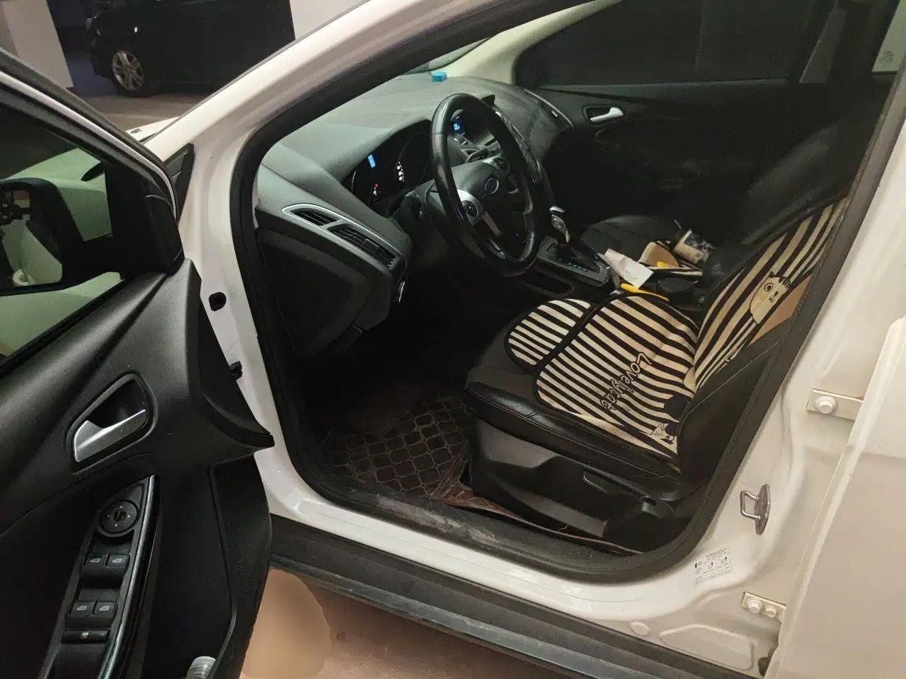 Ford Focus 2012 Hatchback 1.6L Automatic Fashion Edition — миниатюра 16