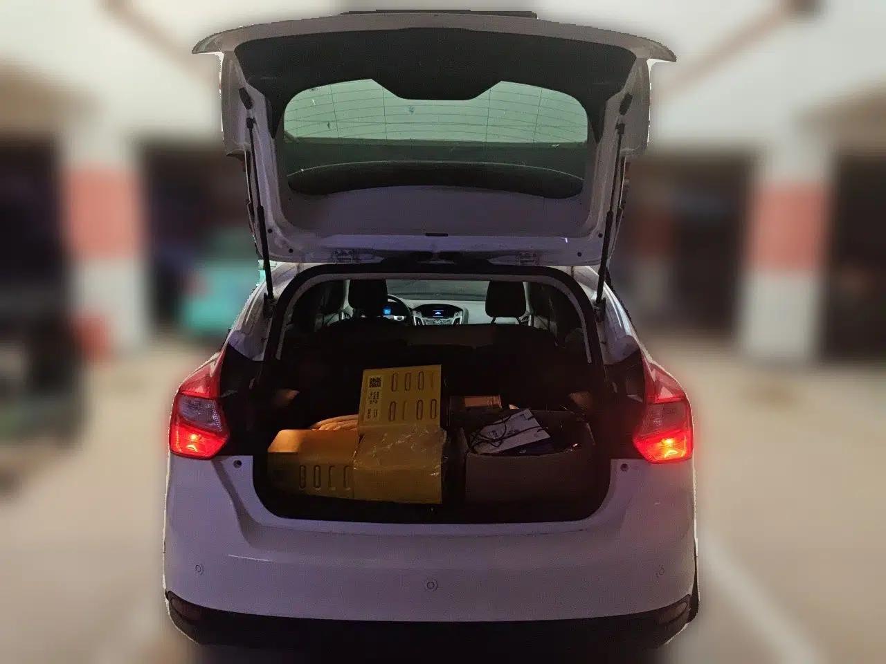 Ford Focus 2012 Hatchback 1.6L Automatic Fashion Edition — миниатюра 19