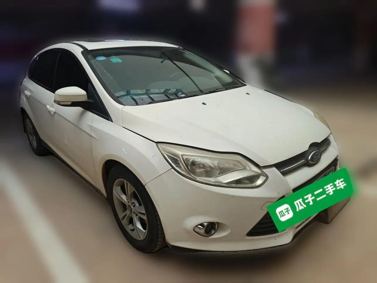 Ford Focus 2012 Hatchback 1.6L Automatic Fashion Edition — миниатюра 3