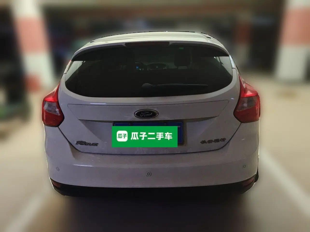 Ford Focus 2012 Hatchback 1.6L Automatic Fashion Edition — миниатюра 5