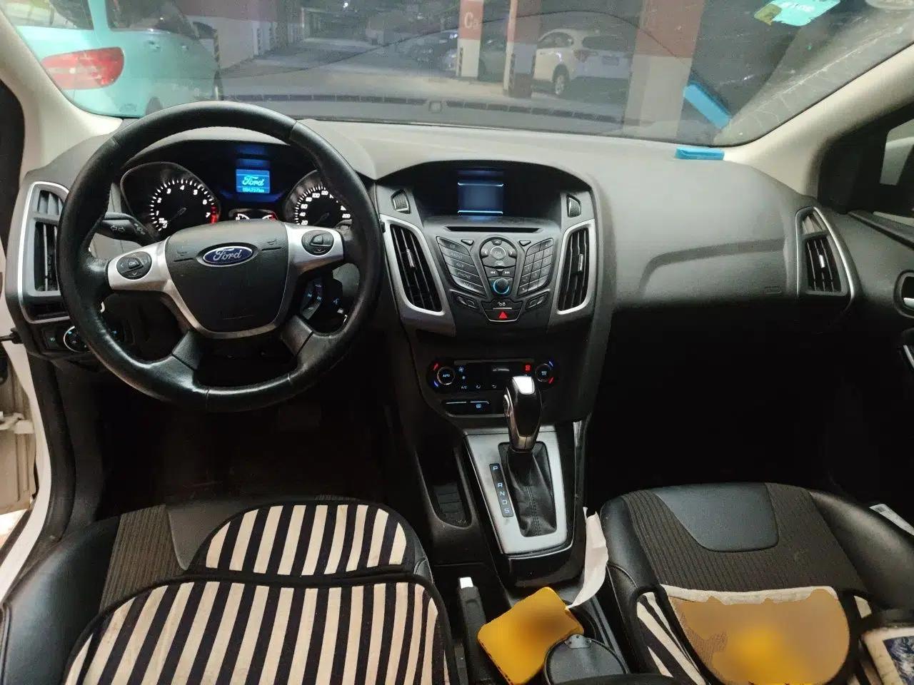 Ford Focus 2012 Hatchback 1.6L Automatic Fashion Edition — миниатюра 9