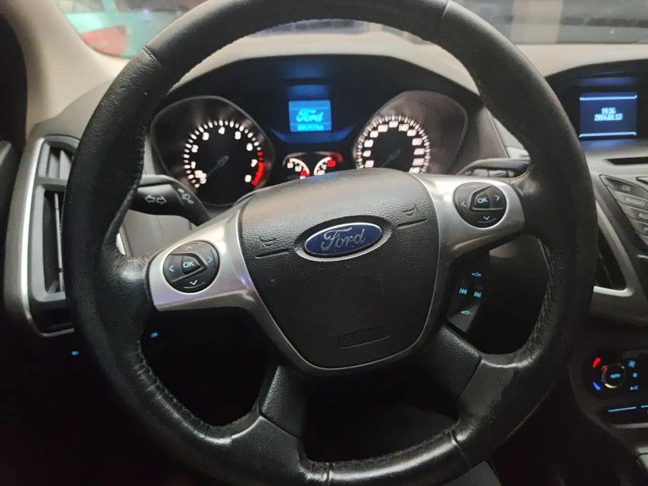 Ford Focus 2012 Hatchback 1.6L Automatic Fashion Edition — миниатюра 10