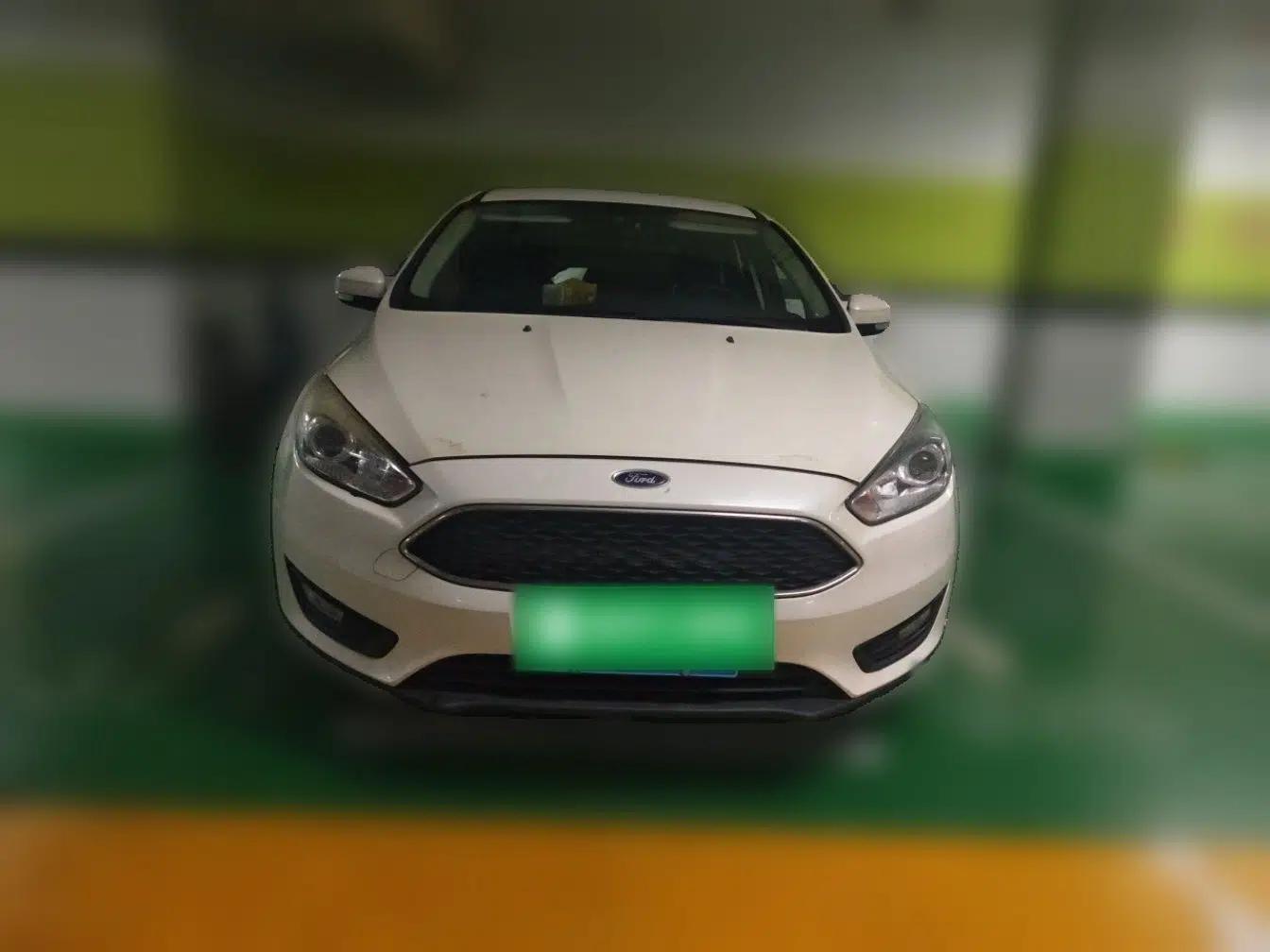 Ford Focus 2015 Hatchback 1.6L Automatic Comfort Model — миниатюра 2