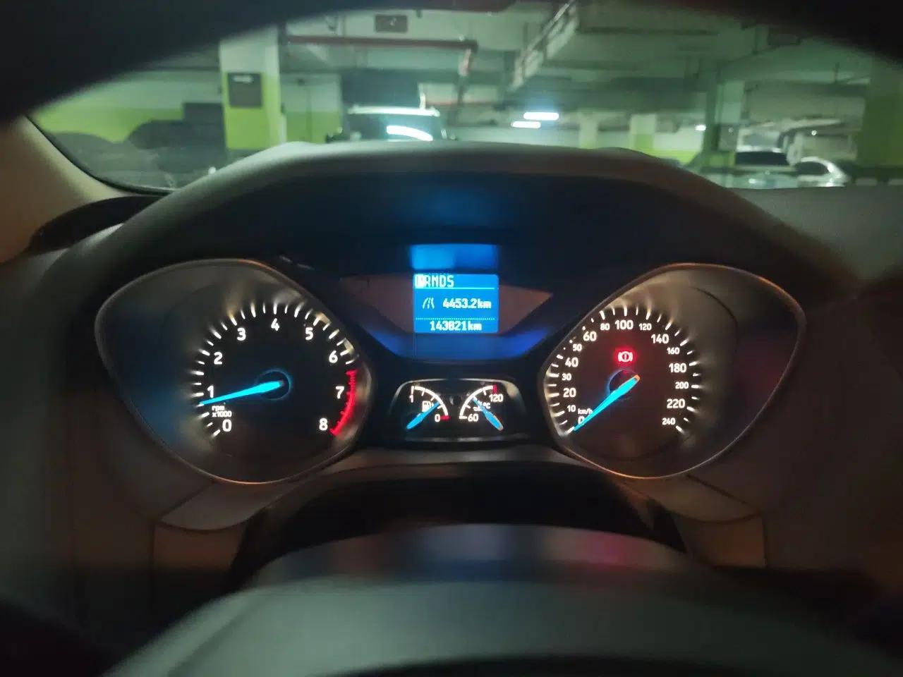 Ford Focus 2015 Hatchback 1.6L Automatic Comfort Model — миниатюра 11