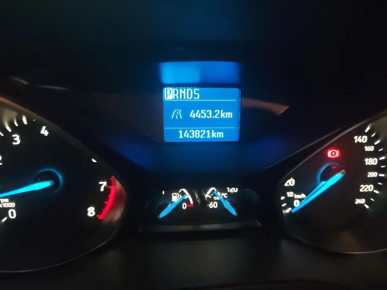 Ford Focus 2015 Hatchback 1.6L Automatic Comfort Model — миниатюра 12