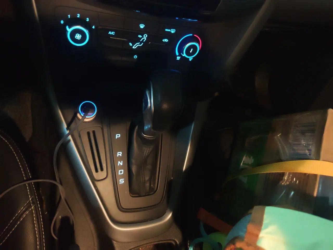 Ford Focus 2015 Hatchback 1.6L Automatic Comfort Model — миниатюра 14