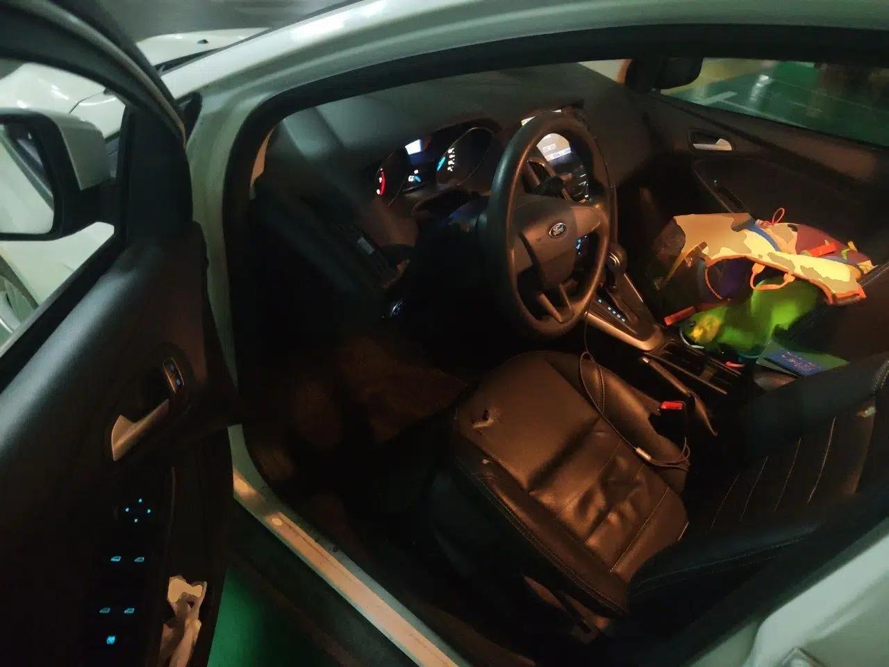 Ford Focus 2015 Hatchback 1.6L Automatic Comfort Model — миниатюра 16