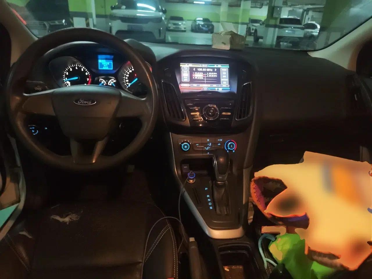 Ford Focus 2015 Hatchback 1.6L Automatic Comfort Model — миниатюра 9