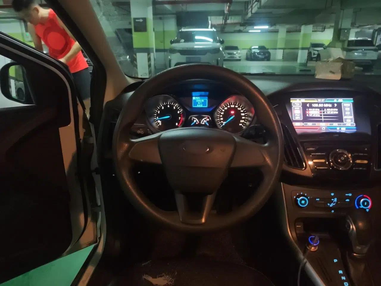 Ford Focus 2015 Hatchback 1.6L Automatic Comfort Model — миниатюра 10