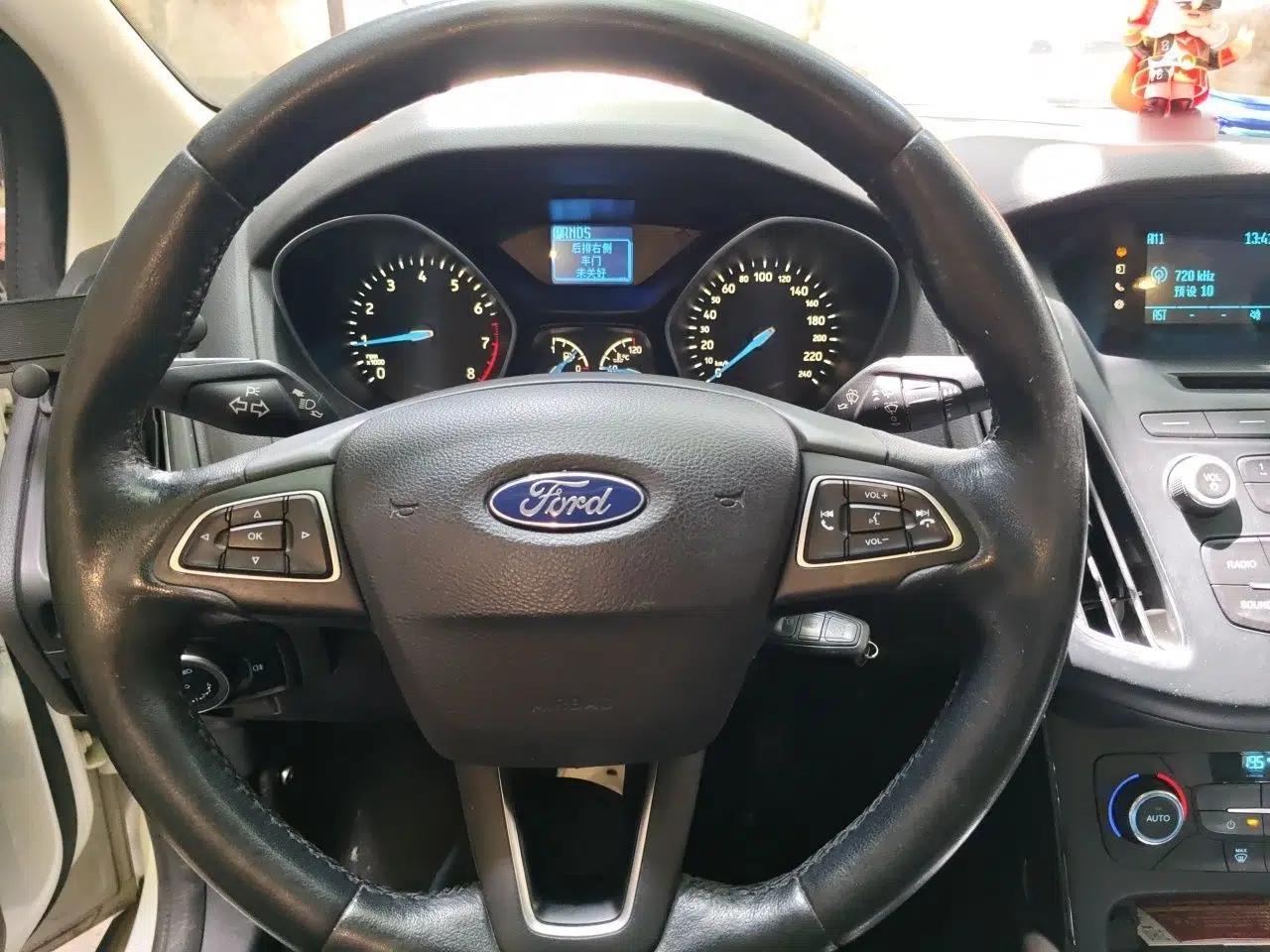 Ford Focus 2015 Sedan EcoBoost 125 Automatic Supreme Style Edition — миниатюра 10