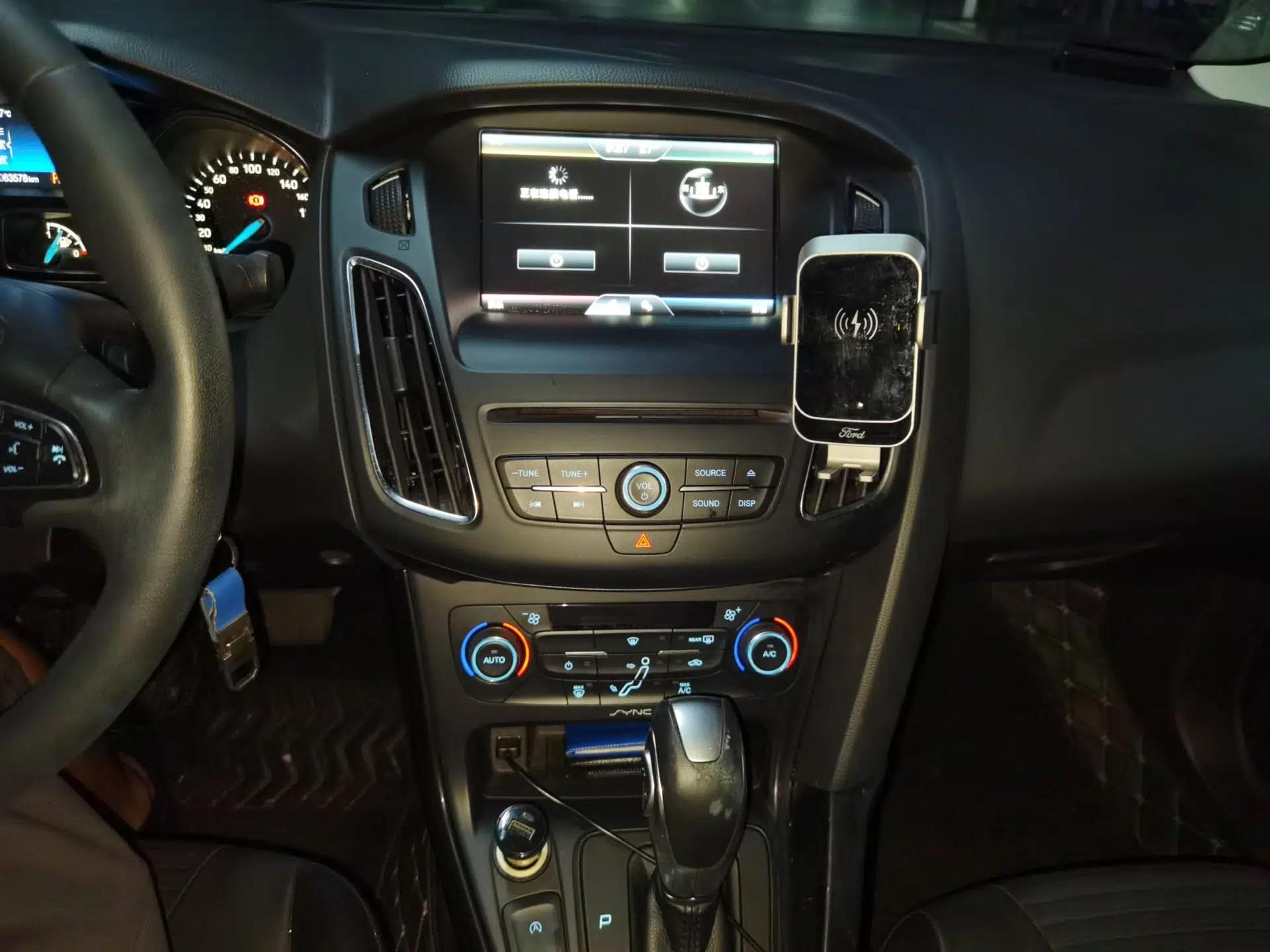 Ford Focus 2015 Sedan EcoBoost 180 Automatic Elite Model — миниатюра 13