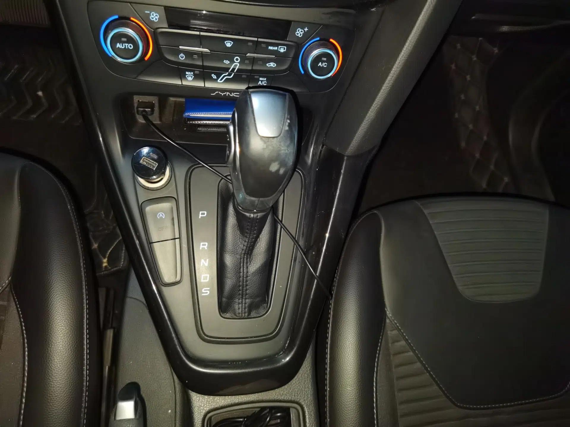 Ford Focus 2015 Sedan EcoBoost 180 Automatic Elite Model — миниатюра 14