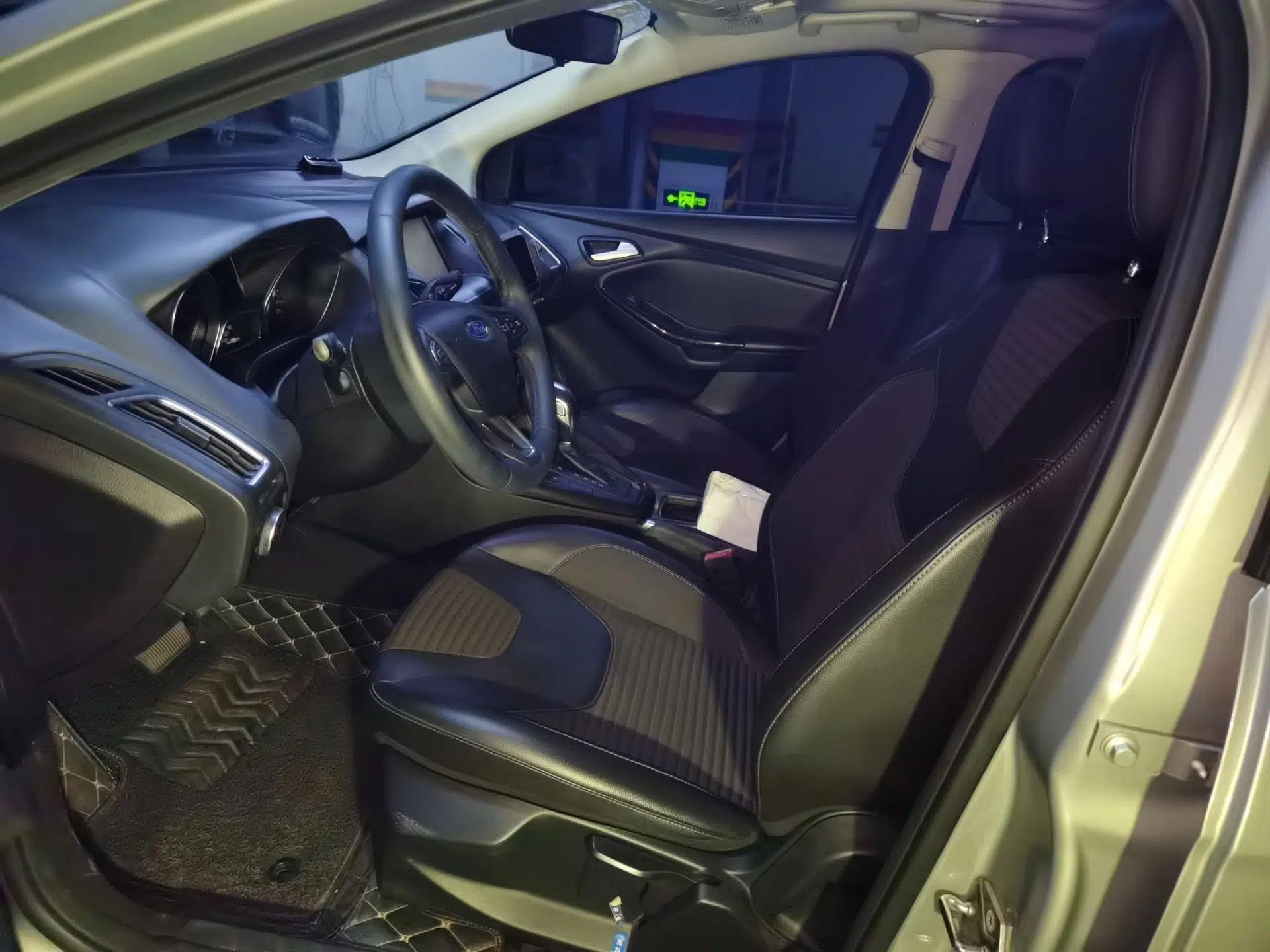 Ford Focus 2015 Sedan EcoBoost 180 Automatic Elite Model — миниатюра 15
