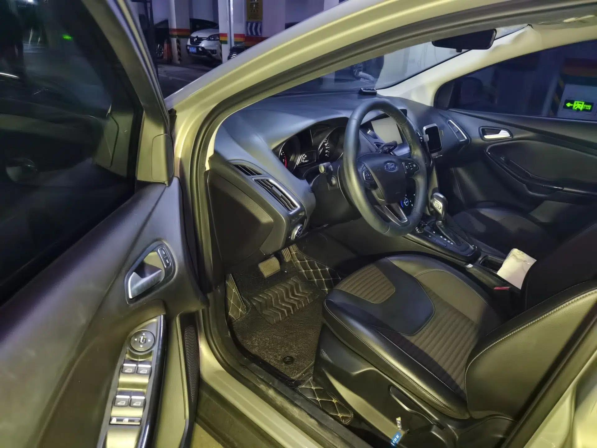 Ford Focus 2015 Sedan EcoBoost 180 Automatic Elite Model — миниатюра 16
