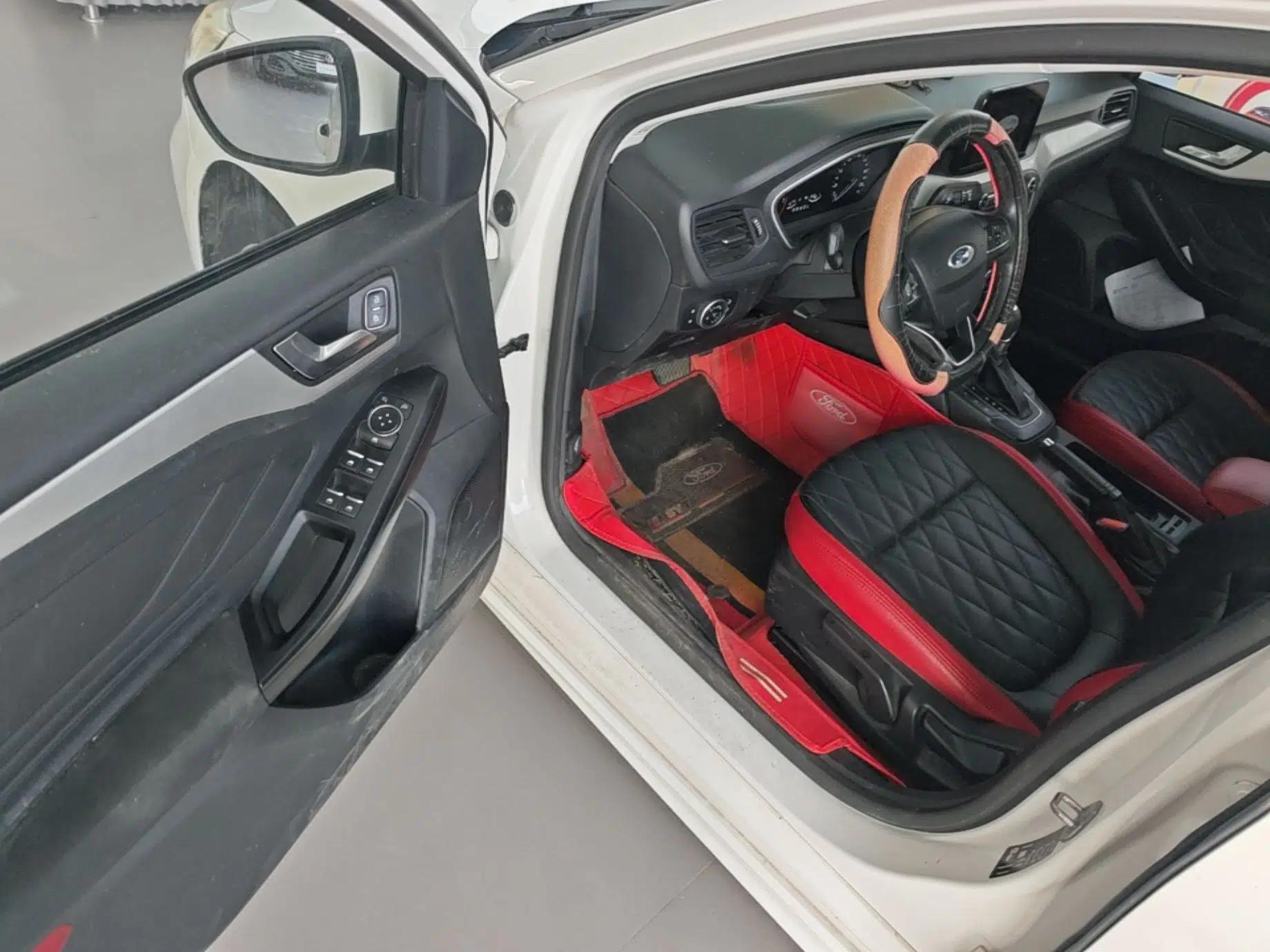 Ford Focus 2020 Sedan 1.5L Automatic Sharp Edition — миниатюра 18