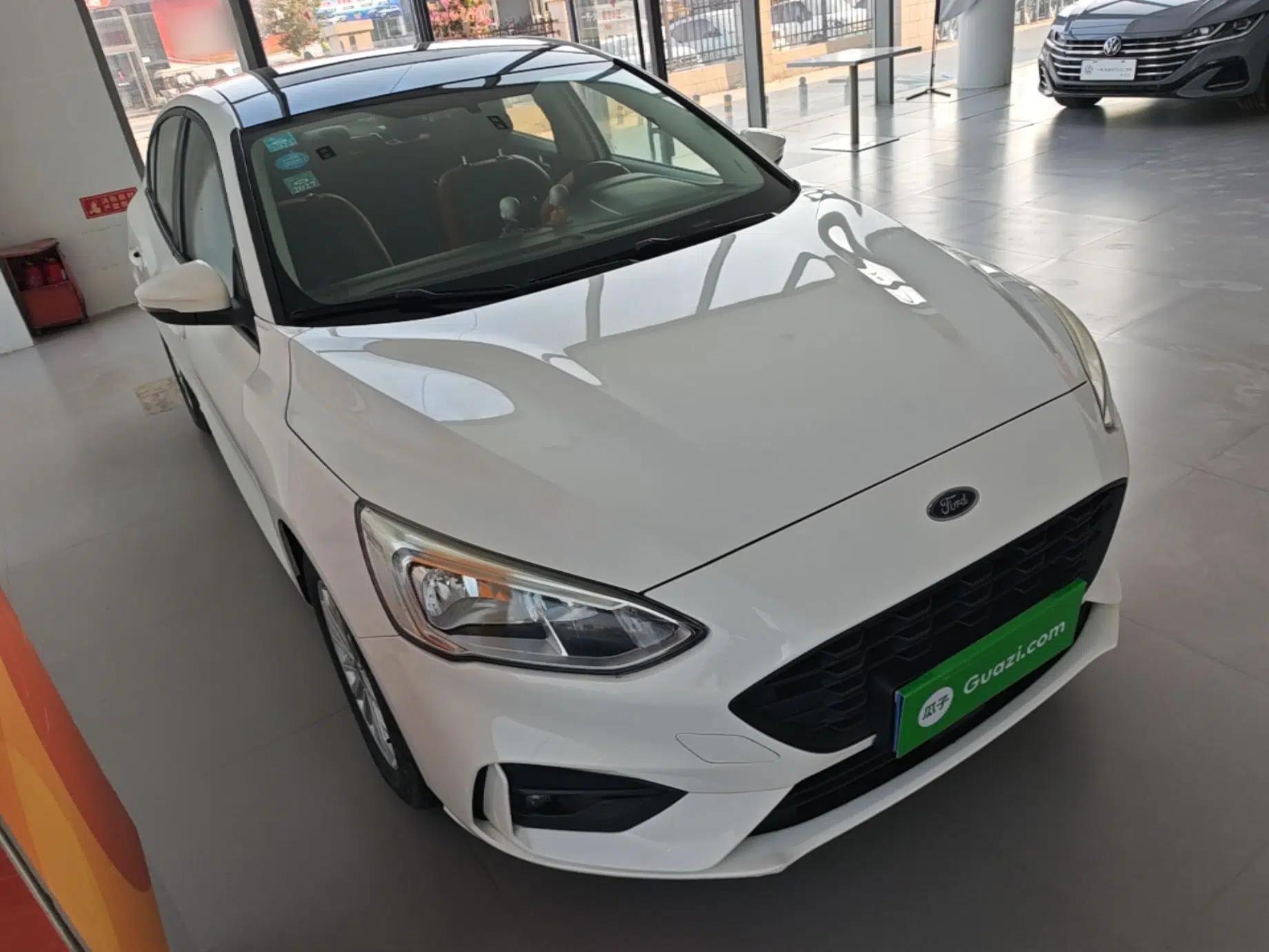 Ford Focus 2020 Sedan 1.5L Automatic Sharp Edition — миниатюра 3