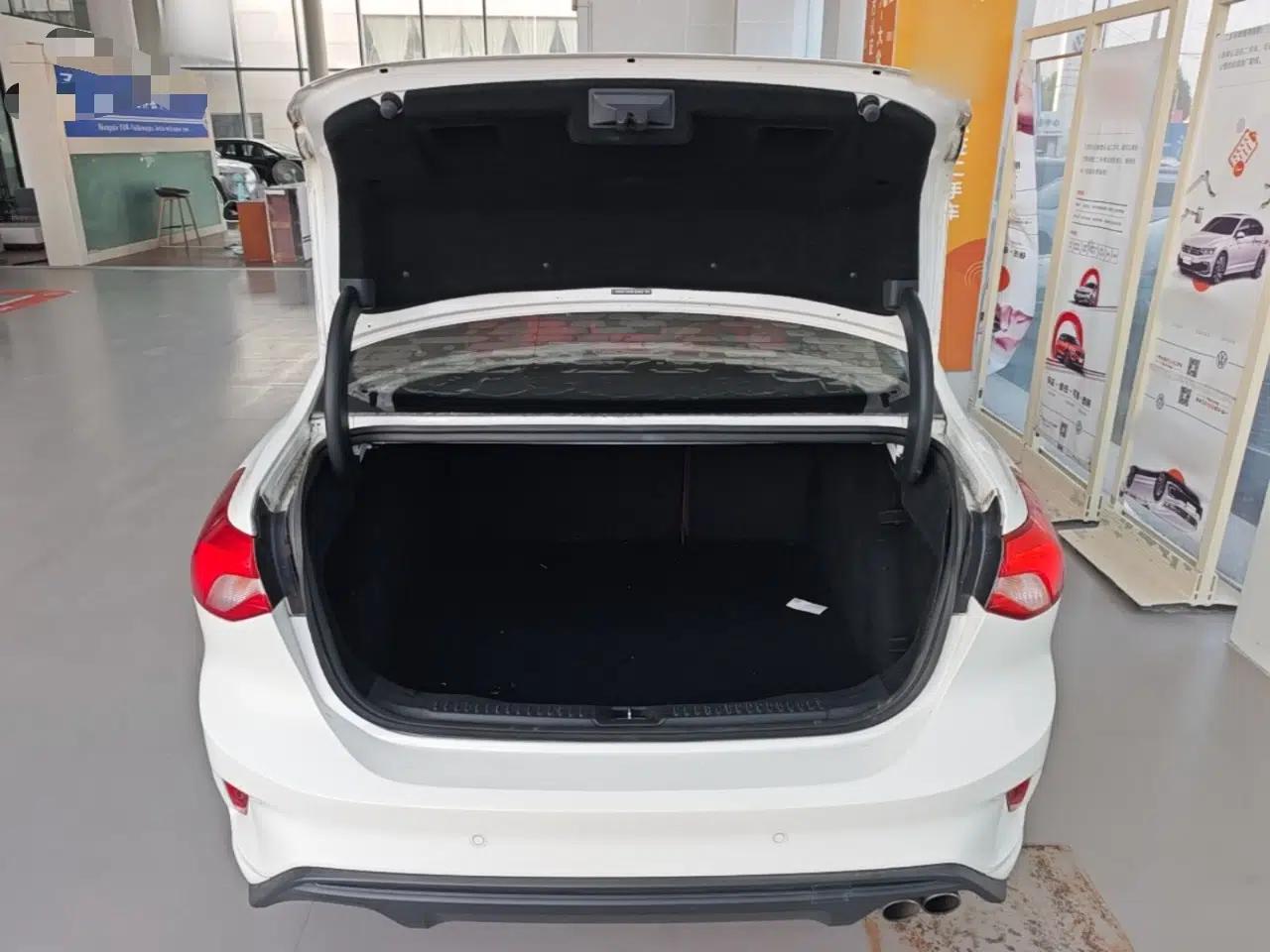 Ford Focus 2020 Sedan 1.5L Automatic Sharp Edition — миниатюра 22
