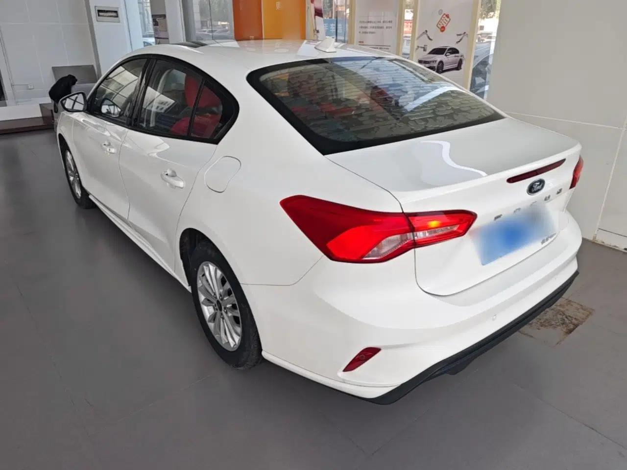 Ford Focus 2020 Sedan 1.5L Automatic Sharp Edition — миниатюра 4