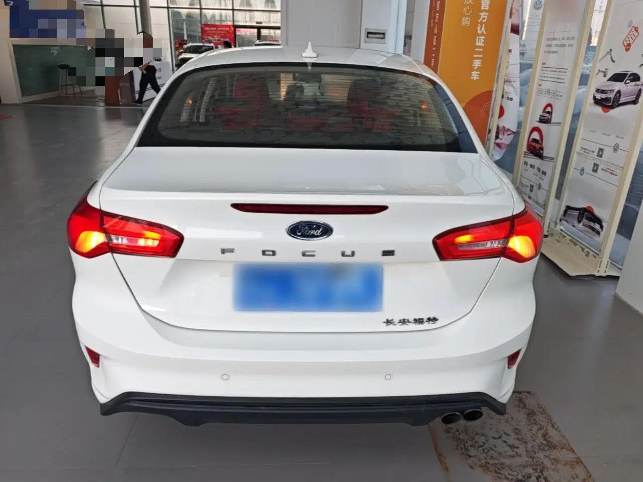 Ford Focus 2020 Sedan 1.5L Automatic Sharp Edition — миниатюра 5