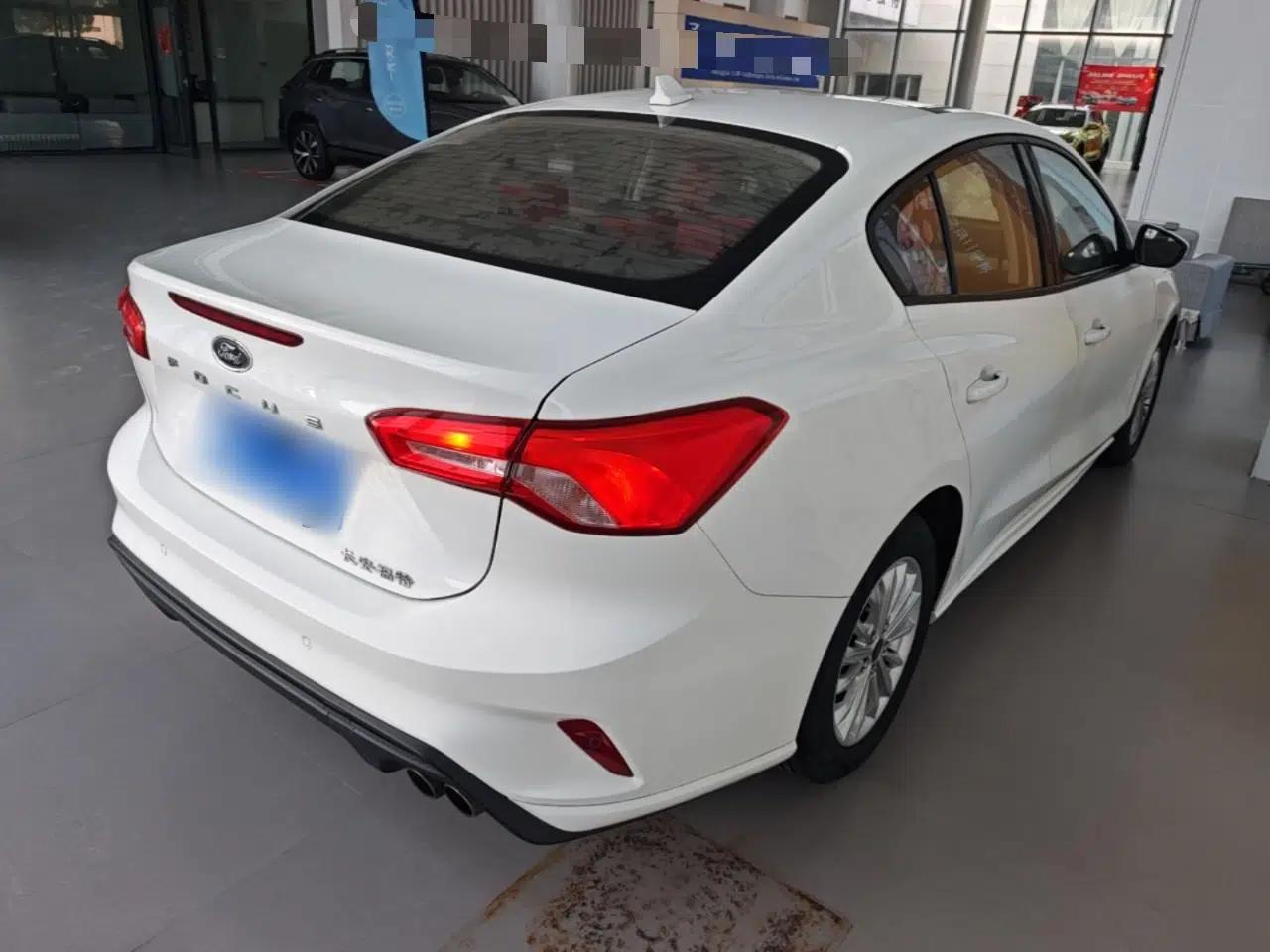 Ford Focus 2020 Sedan 1.5L Automatic Sharp Edition — миниатюра 6