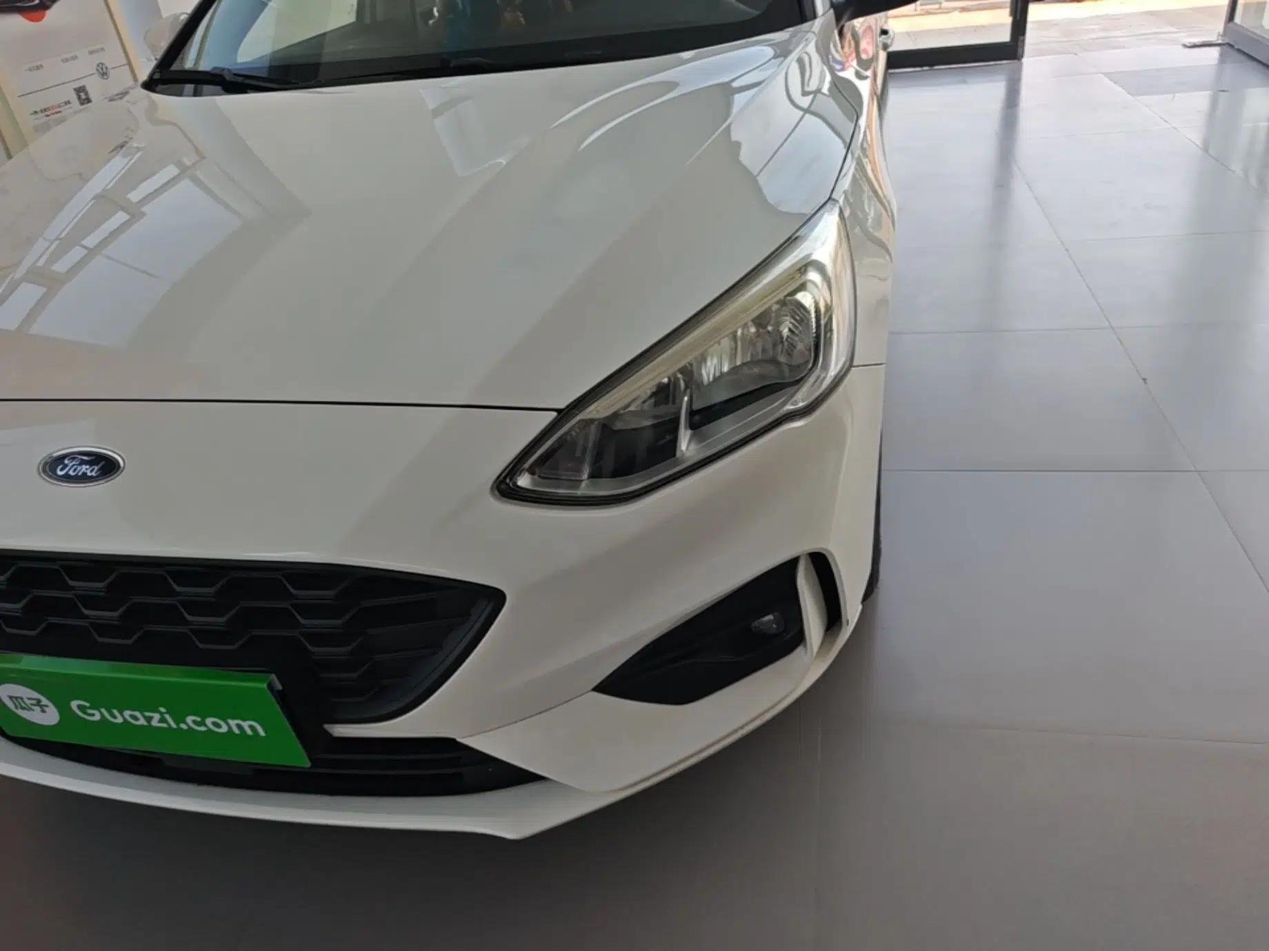 Ford Focus 2020 Sedan 1.5L Automatic Sharp Edition — миниатюра 8