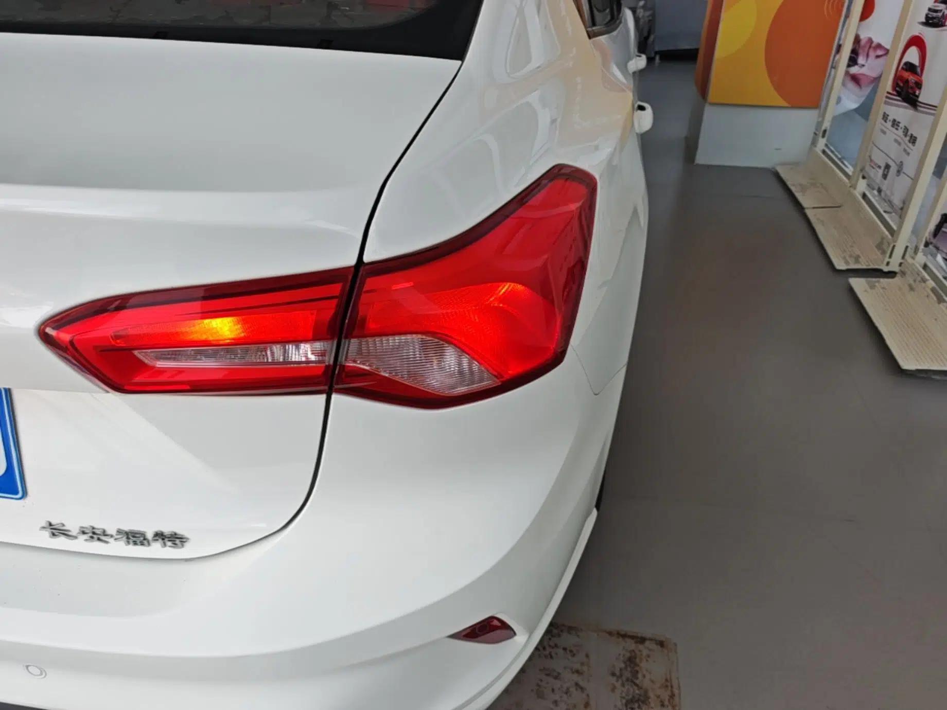 Ford Focus 2020 Sedan 1.5L Automatic Sharp Edition — миниатюра 9