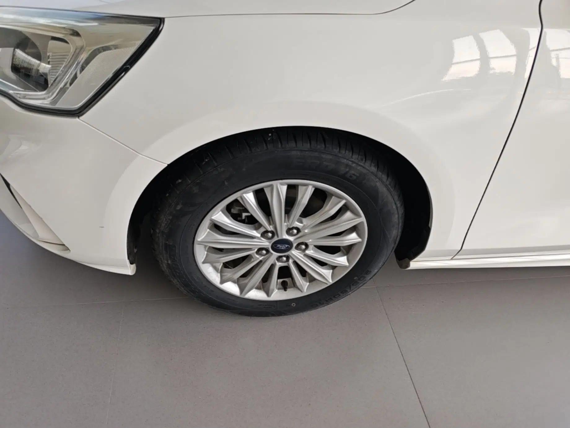 Ford Focus 2020 Sedan 1.5L Automatic Sharp Edition — миниатюра 10