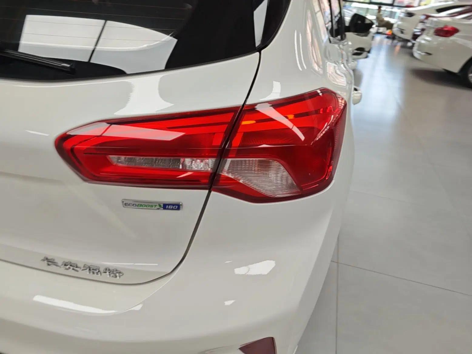 Ford Focus 2020 Hatchback EcoBoost 180 Automatic Trend Edition — миниатюра 9