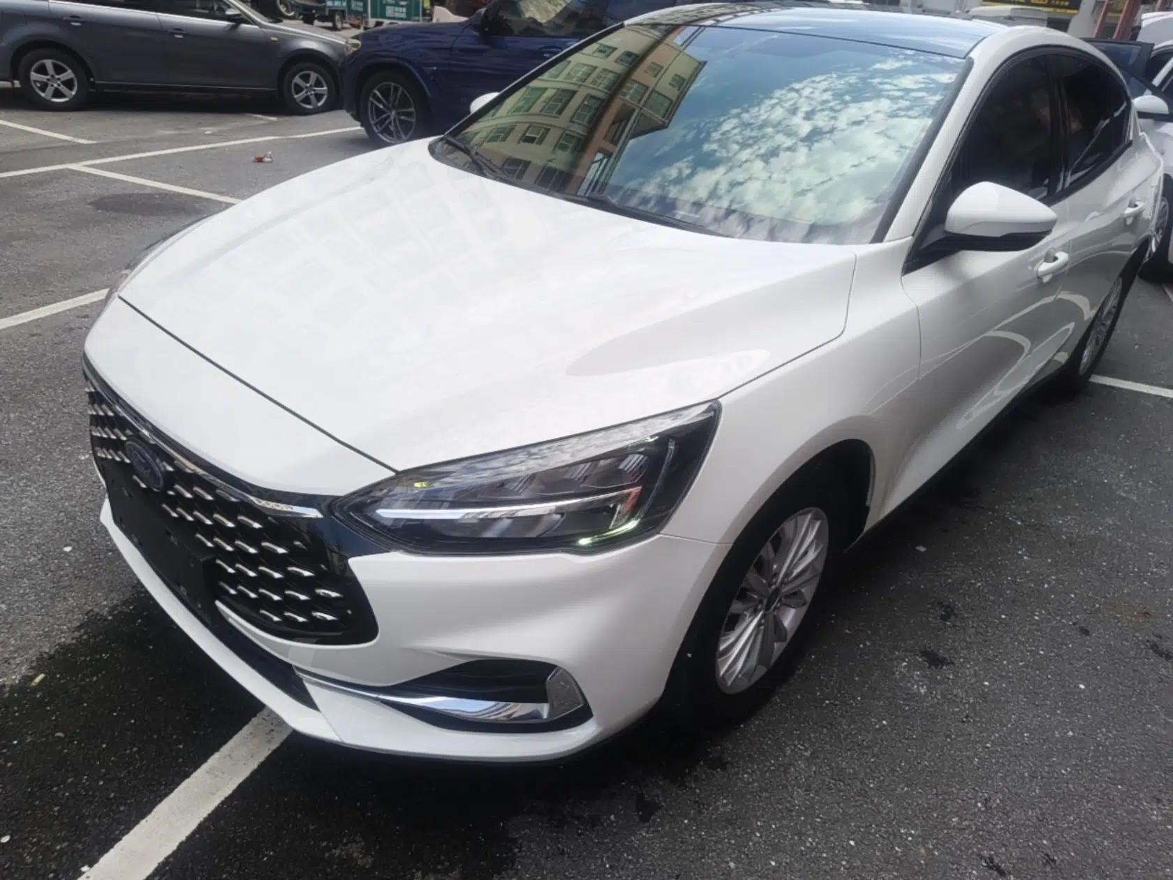 Ford Focus 2021 Sedan EcoBoost 180 Automatic Trendy Model — миниатюра 1