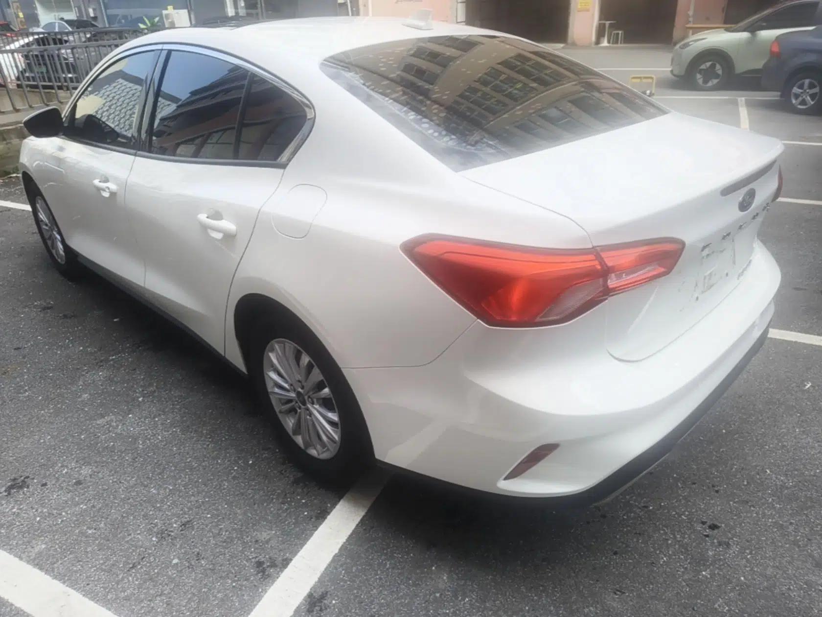 Ford Focus 2021 Sedan EcoBoost 180 Automatic Trendy Model — миниатюра 13