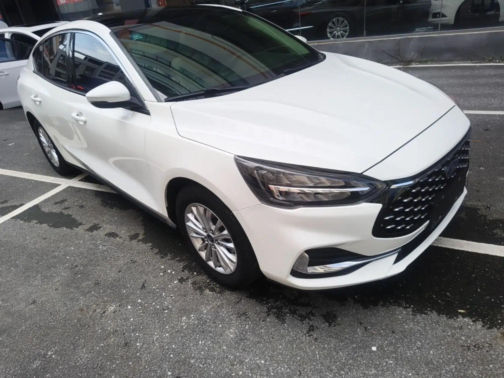 Ford Focus 2021 Sedan EcoBoost 180 Automatic Trendy Model — миниатюра 3