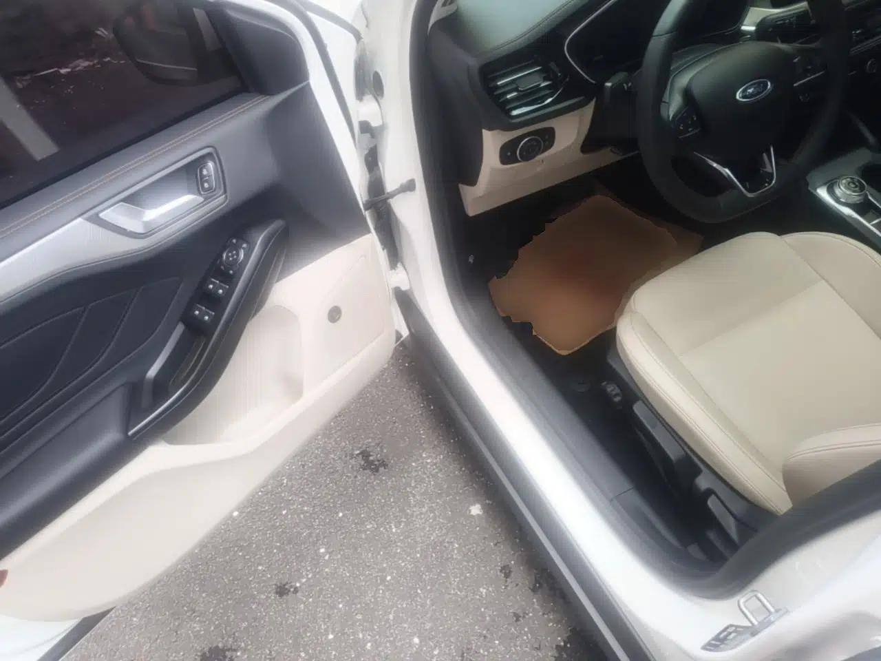 Ford Focus 2021 Sedan EcoBoost 180 Automatic Trendy Model — миниатюра 23