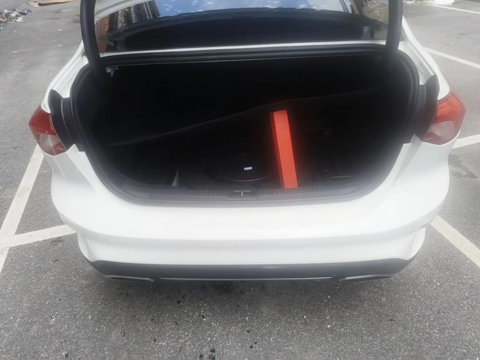 Ford Focus 2021 Sedan EcoBoost 180 Automatic Trendy Model — миниатюра 27