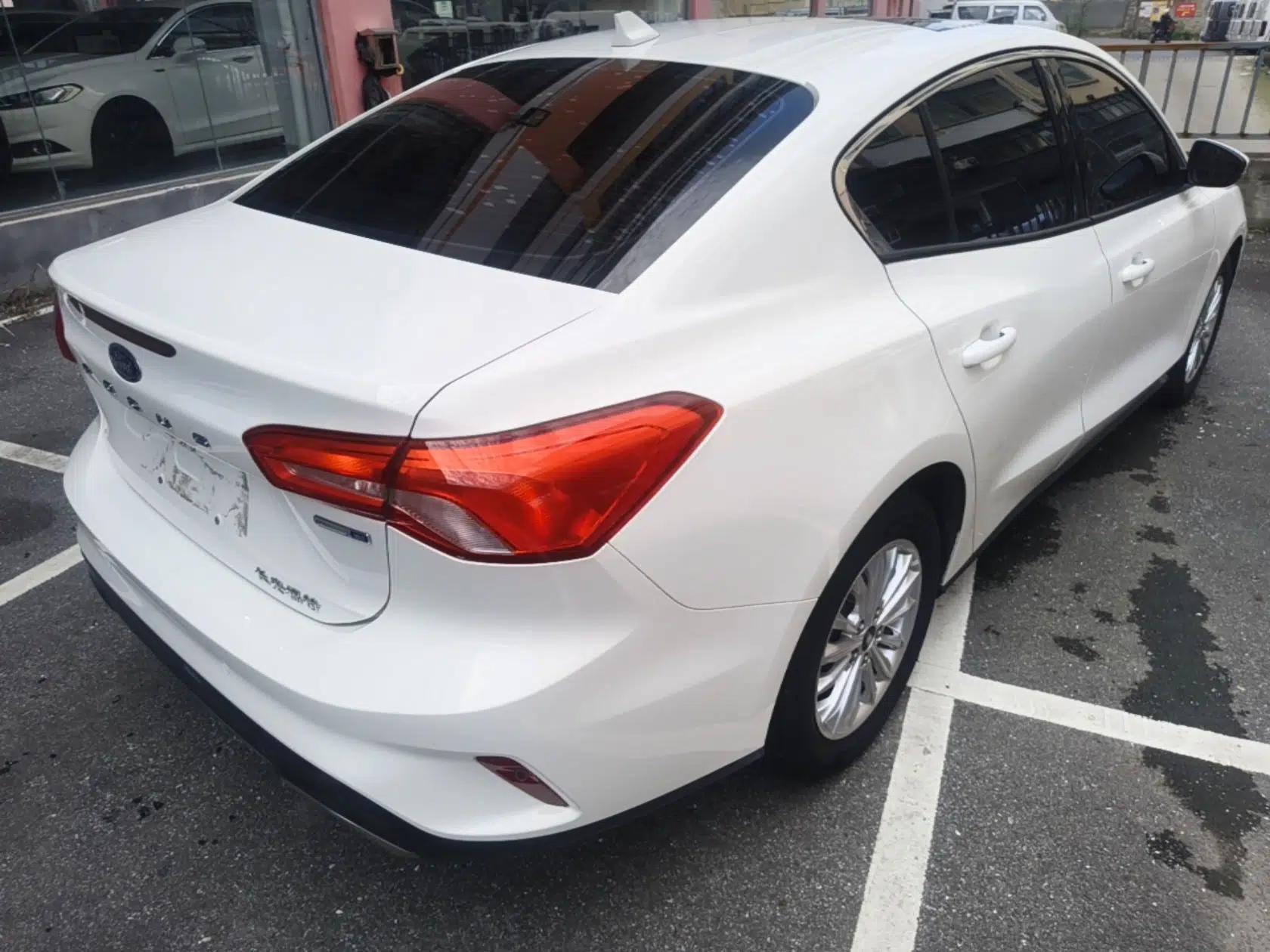 Ford Focus 2021 Sedan EcoBoost 180 Automatic Trendy Model — миниатюра 6