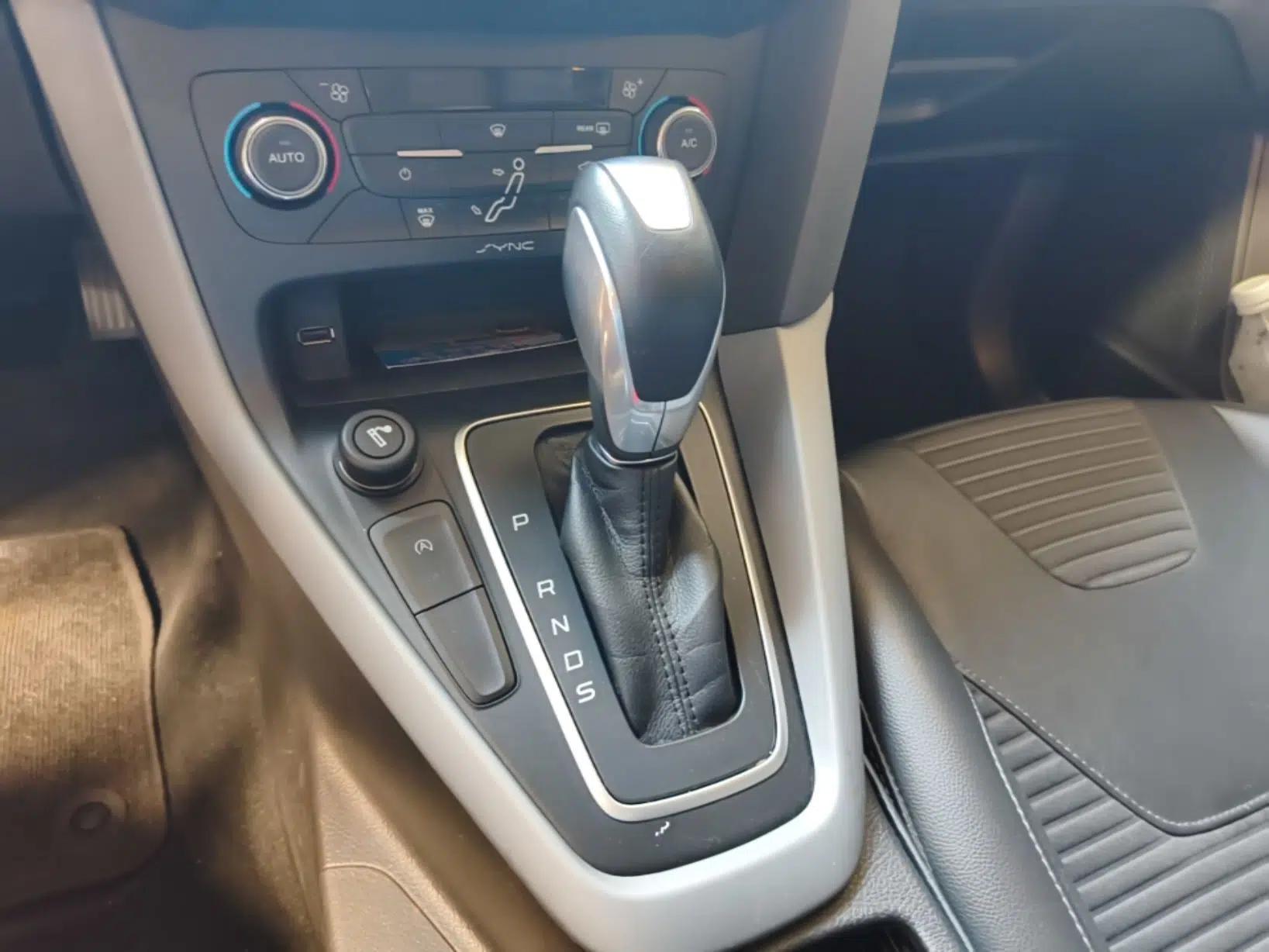 Ford Focus 2015 Hatchback EcoBoost 180 Automatic Sport Model — миниатюра 22