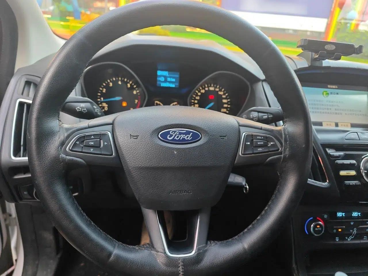 Ford Focus 2017 Sedan 1.6L Automatic Fashion Edition Smart Drive Version — миниатюра 10