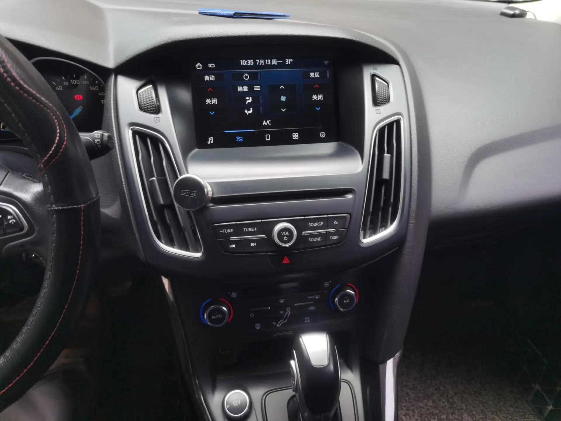 Ford Focus 2017 Hatchback EcoBoost 180 Automatic Elite Model — миниатюра 13