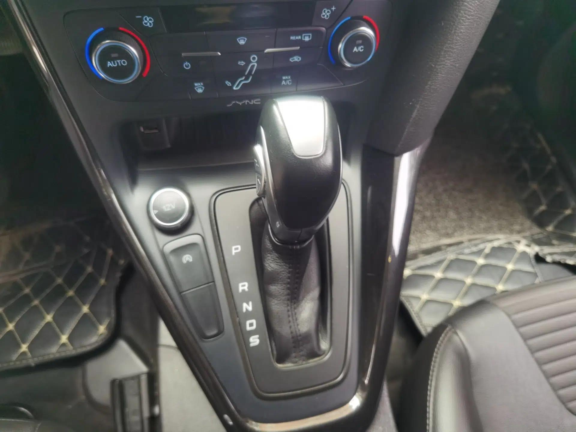 Ford Focus 2017 Hatchback EcoBoost 180 Automatic Elite Model — миниатюра 14