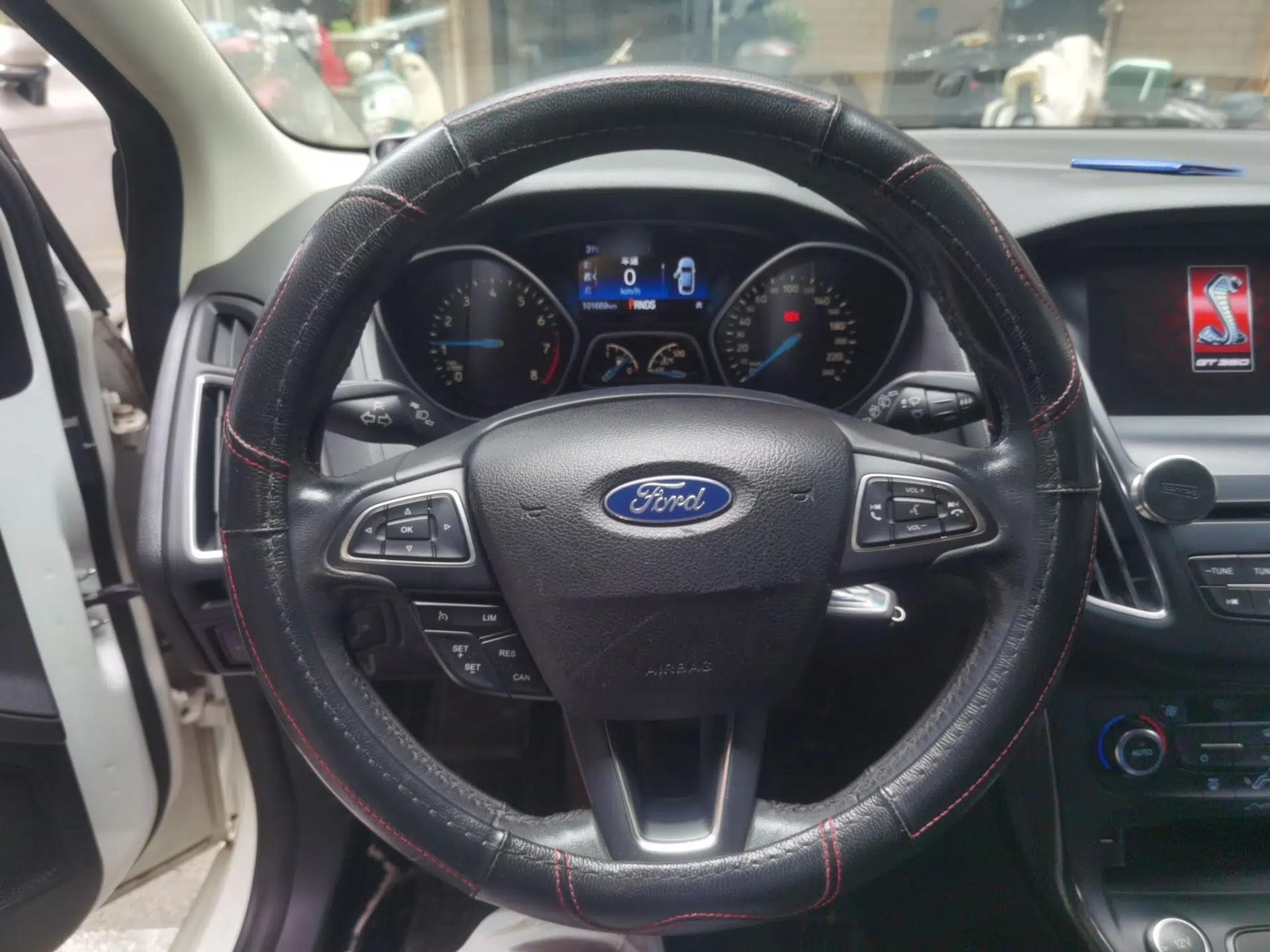 Ford Focus 2017 Hatchback EcoBoost 180 Automatic Elite Model — миниатюра 10